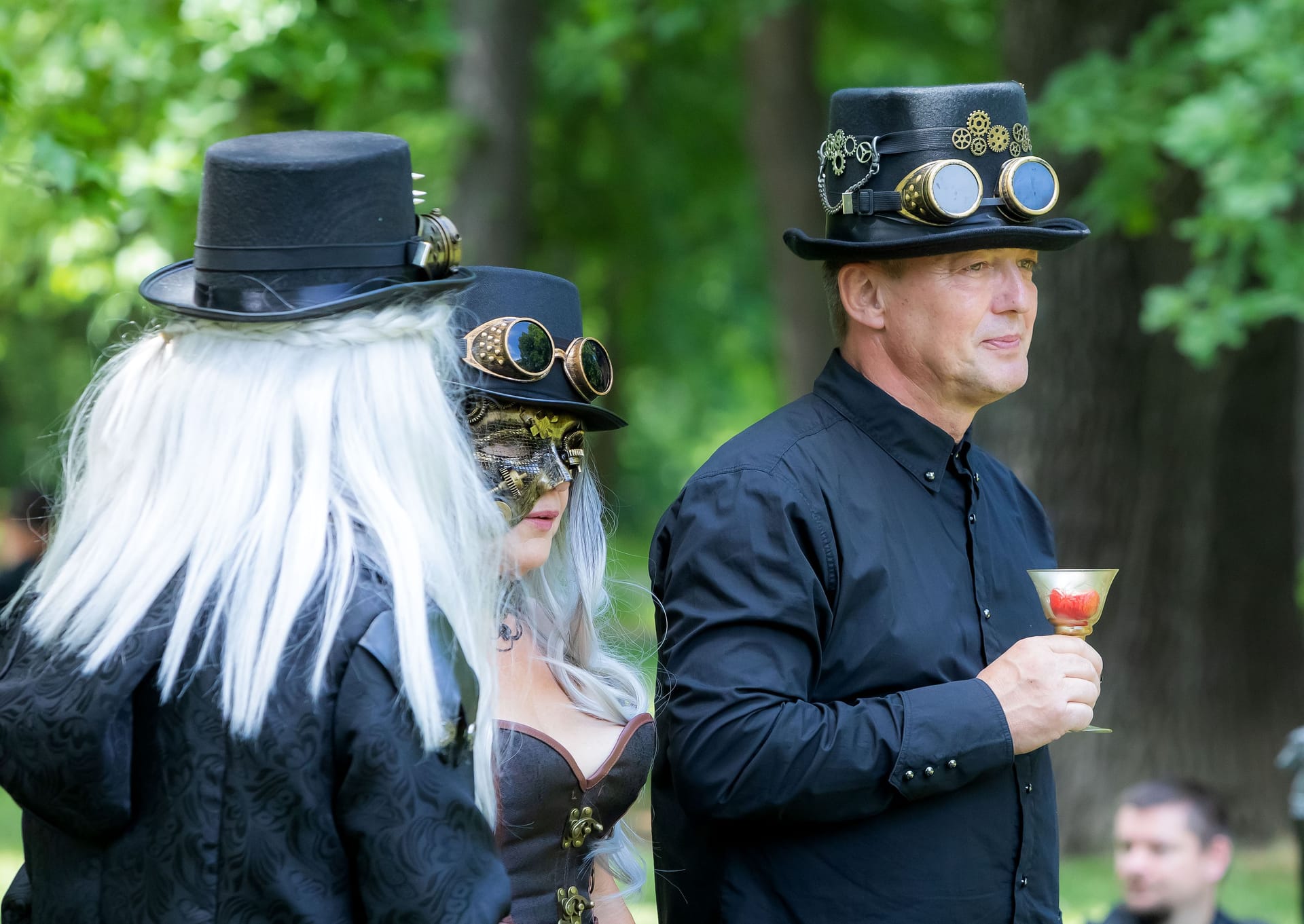 Besucher des Wave-Gotik-Treffens 2022 in Leipzig: Mit dem "Viktorianischen Picknick" im Clara-Zetkin-Park wurde das größte Gothic-Treffen der Welt eröffnet.