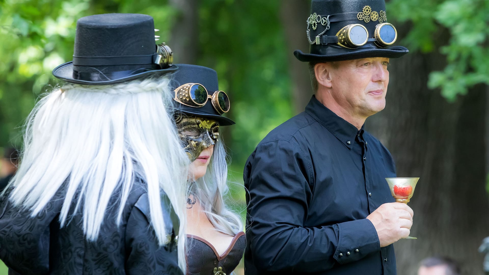 Besucher des Wave-Gotik-Treffens 2022 in Leipzig: Mit dem "Viktorianischen Picknick" im Clara-Zetkin-Park wurde das größte Gothic-Treffen der Welt eröffnet.