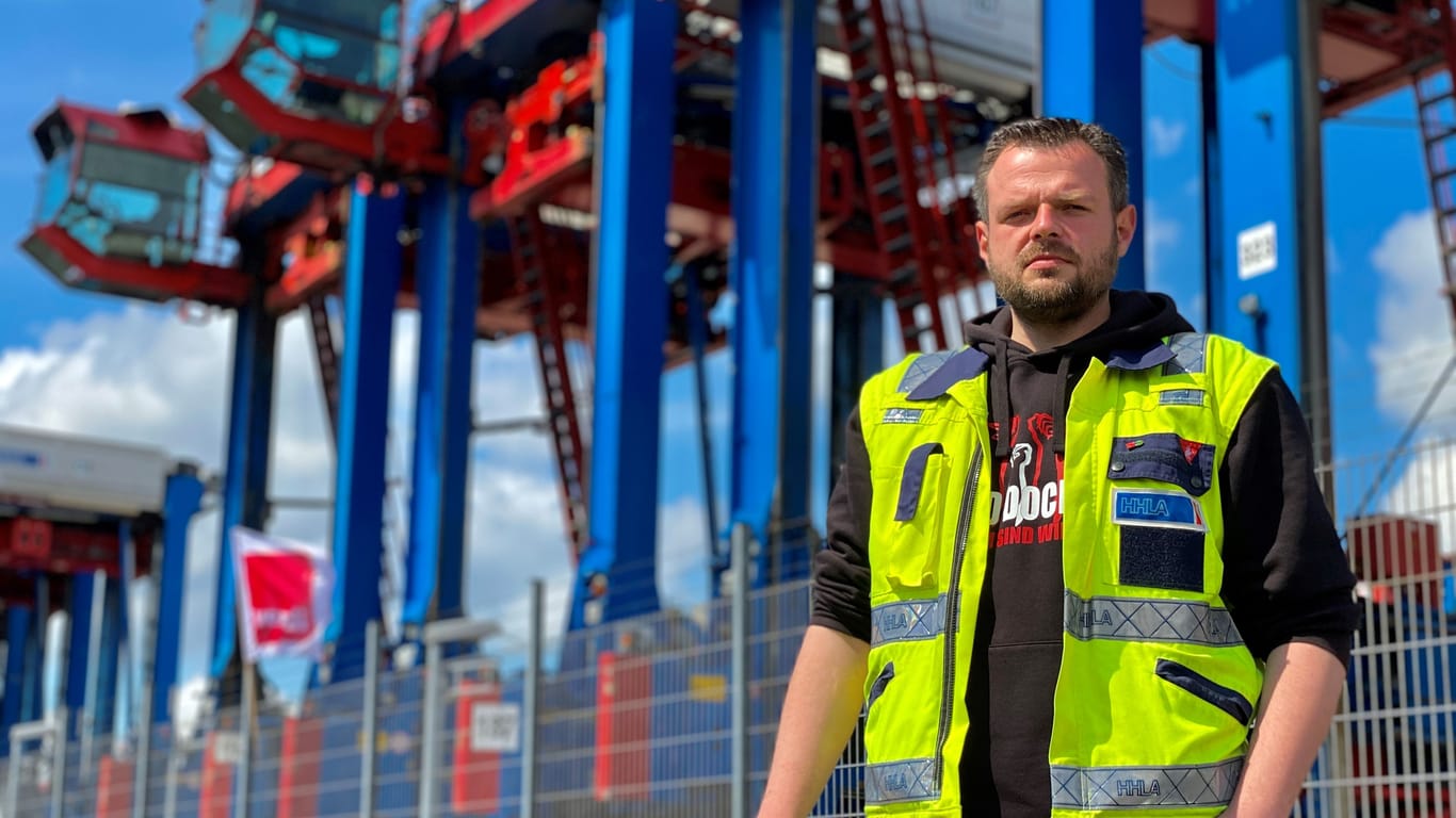 Betriebsratsvorsitzender Christian Baranowski steht vor dem Container Terminal Burchardkai: Im Hamburger Hafen wird erstmals seit 44 Jahren wieder gestreikt.