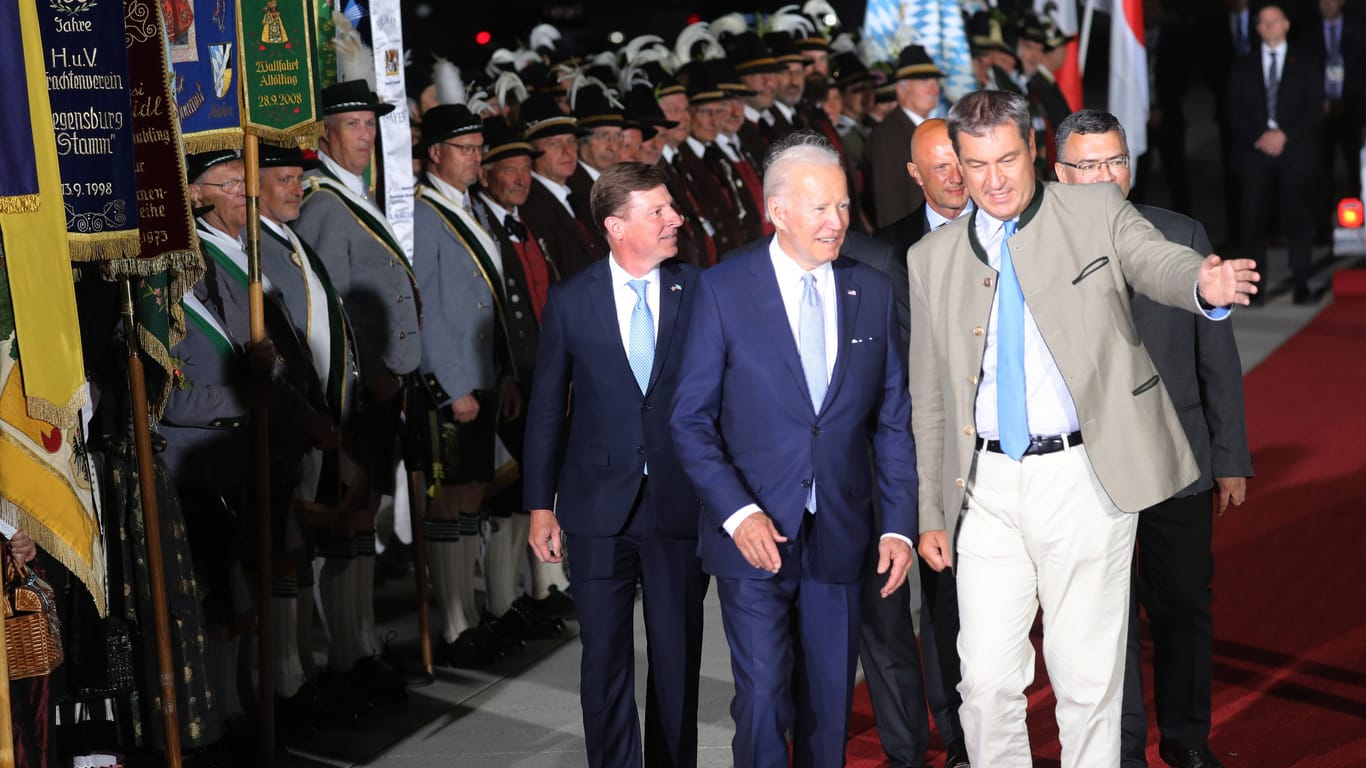 Markus Söder (rechts) begrüßt US-Präsident Joe Biden vorm G7-Gipfel in München (Archivbild): Weil einige den traditionellen Empfang kritisiert haben, schimpfte Söder nun los.
