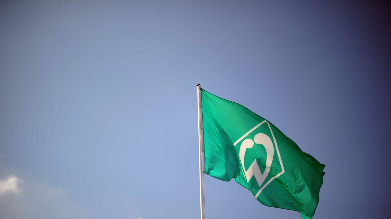 Ein Flagge von Werder Bremen weht im Wind: Der Verein legte sich im Trainingslager mit der rechtpopulistischen FPÖ an.