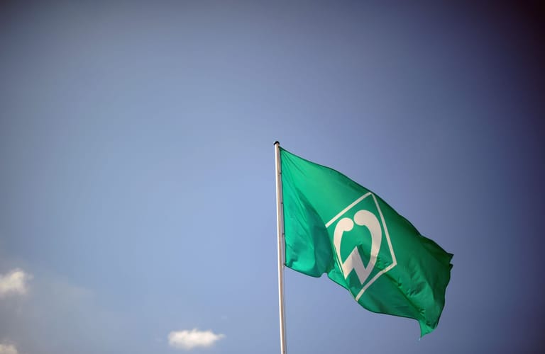 Ein Flagge von Werder Bremen weht im Wind: Der Verein legte sich im Trainingslager mit der rechtpopulistischen FPÖ an.
