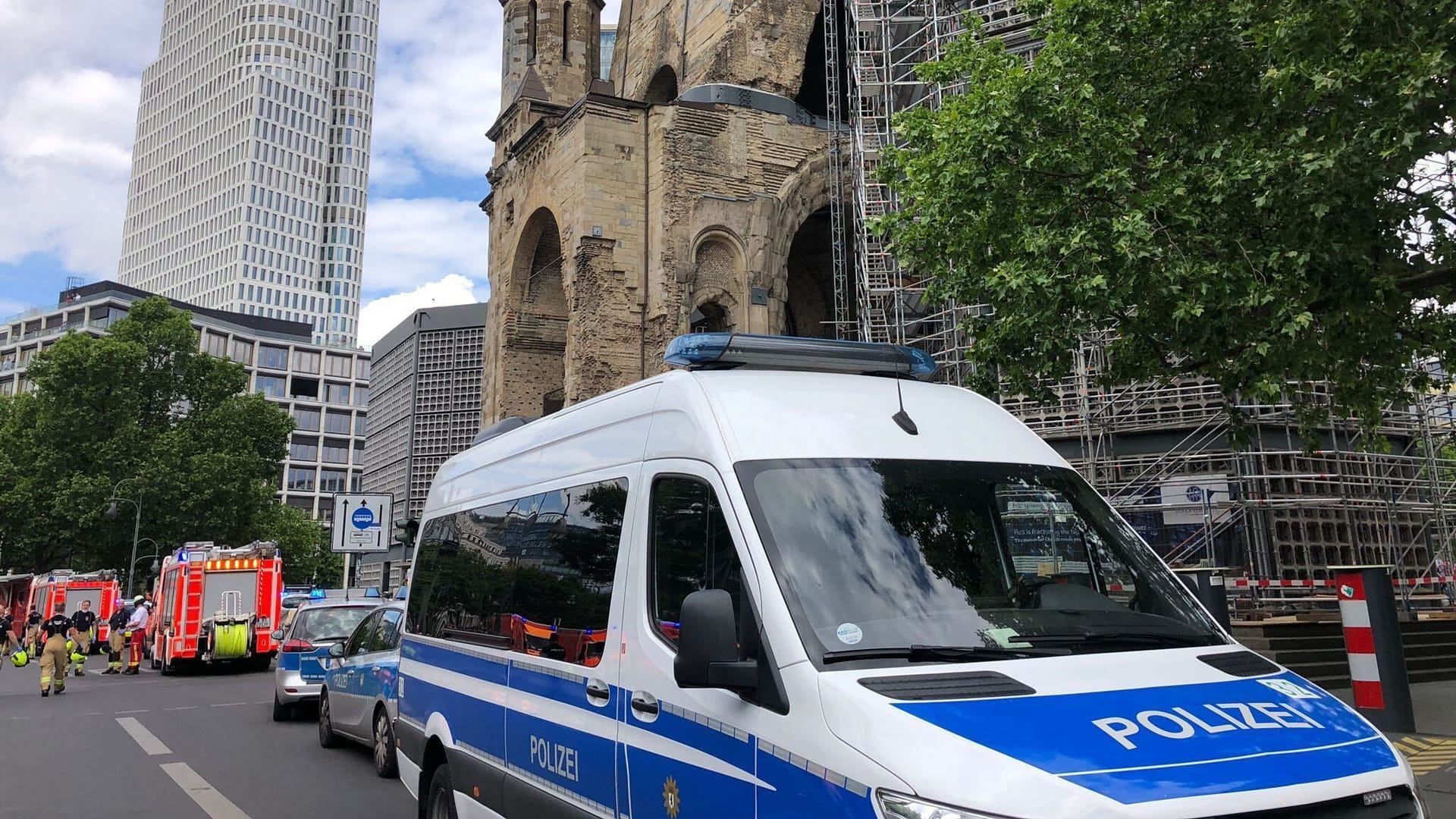 Polizei- und Feuerwehrfahrzeuge vor der Gedächtniskirche: Eine Lehrerin aus Hessen wurde von dem Fahrer getötet.