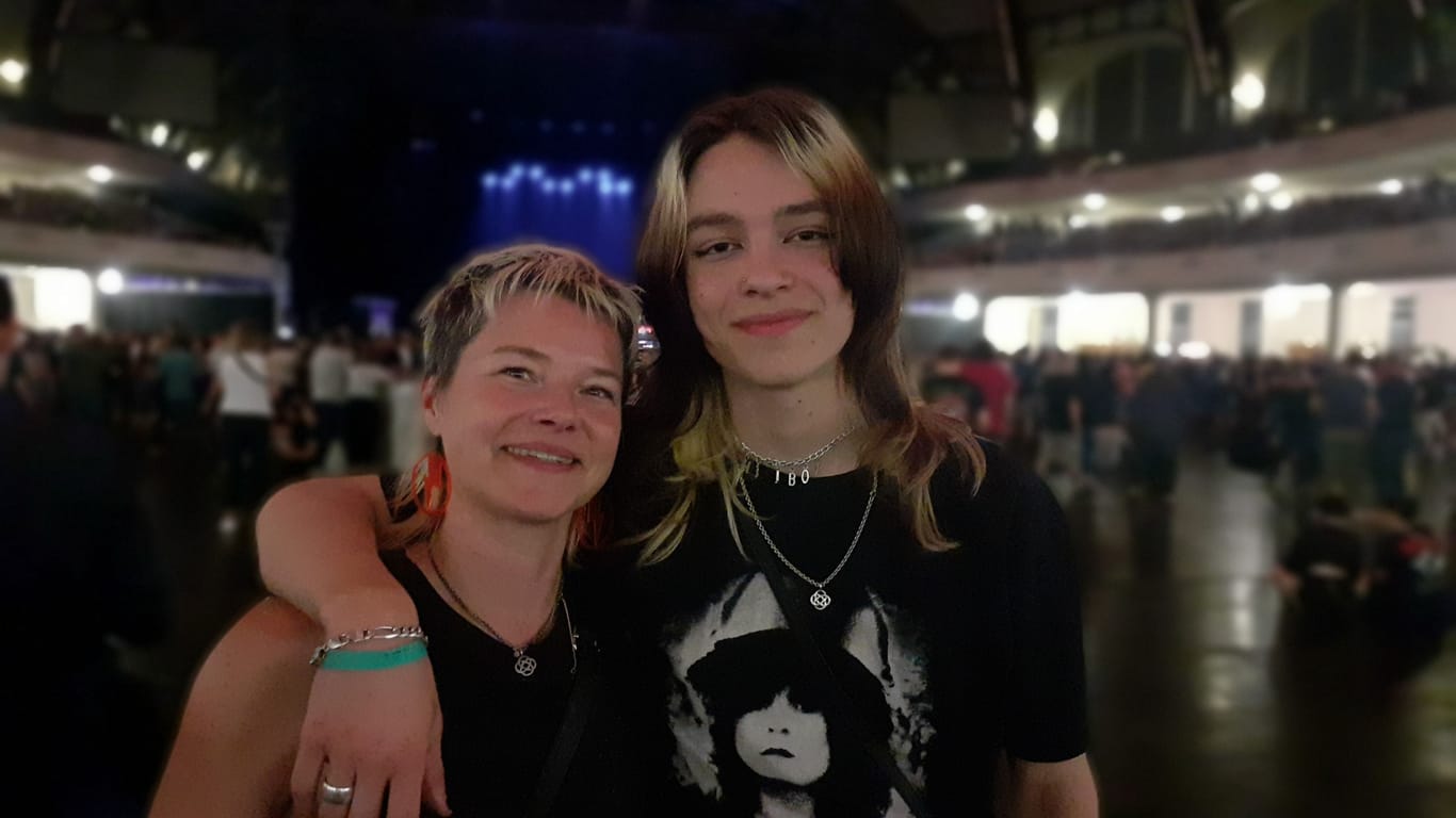 Christina und ihr Sohn Max in der Festhalle: Es ist erstes gemeinsames Konzert von Pearl Jam.