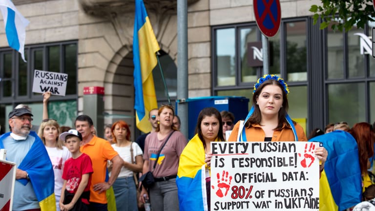"Every russian is responsible" (Archivbild): Nur wenige Meter vom pro-russischen Protest entfernt, sammelten sich pro-ukrainische Gegendemonstranten.