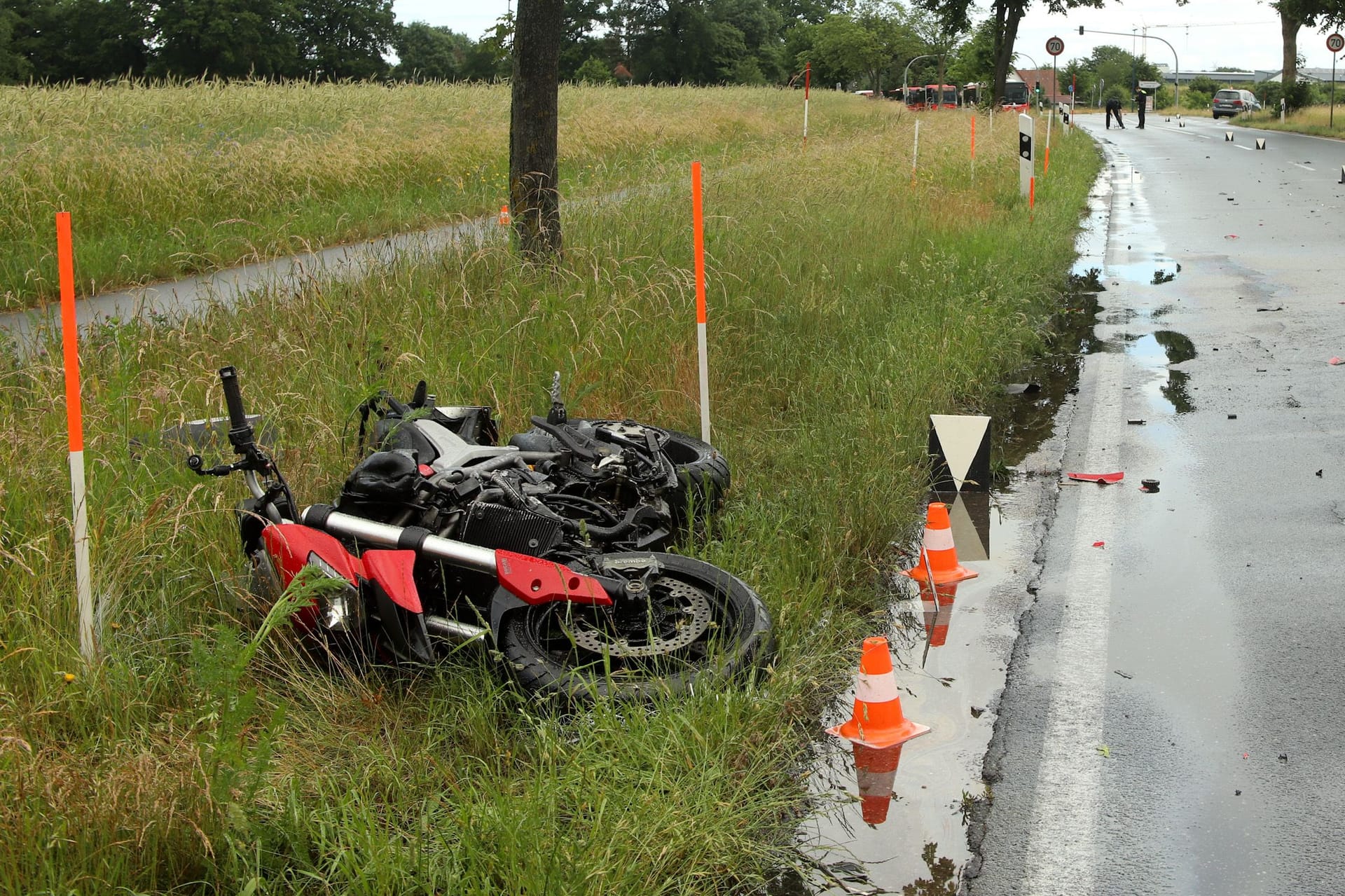 Motorradunfall im Landkreis Verden bei Bremen: Der Fahrer wurde lebensgefährlich verletzt.