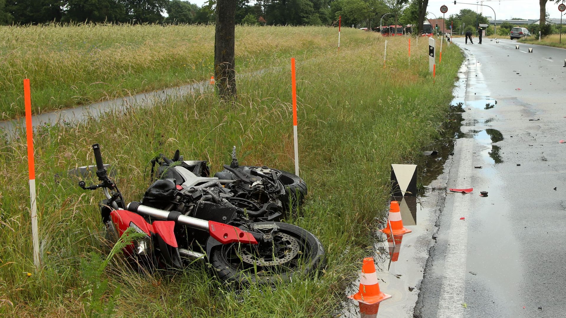 Motorradunfall im Landkreis Verden bei Bremen: Der Fahrer wurde lebensgefährlich verletzt.