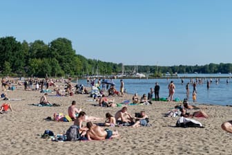 Badegäste im Strandbad Müggelsee (Archiv): Dutzende Frei- und Strandbäder laden in Berlin zum Schwimmen ein.