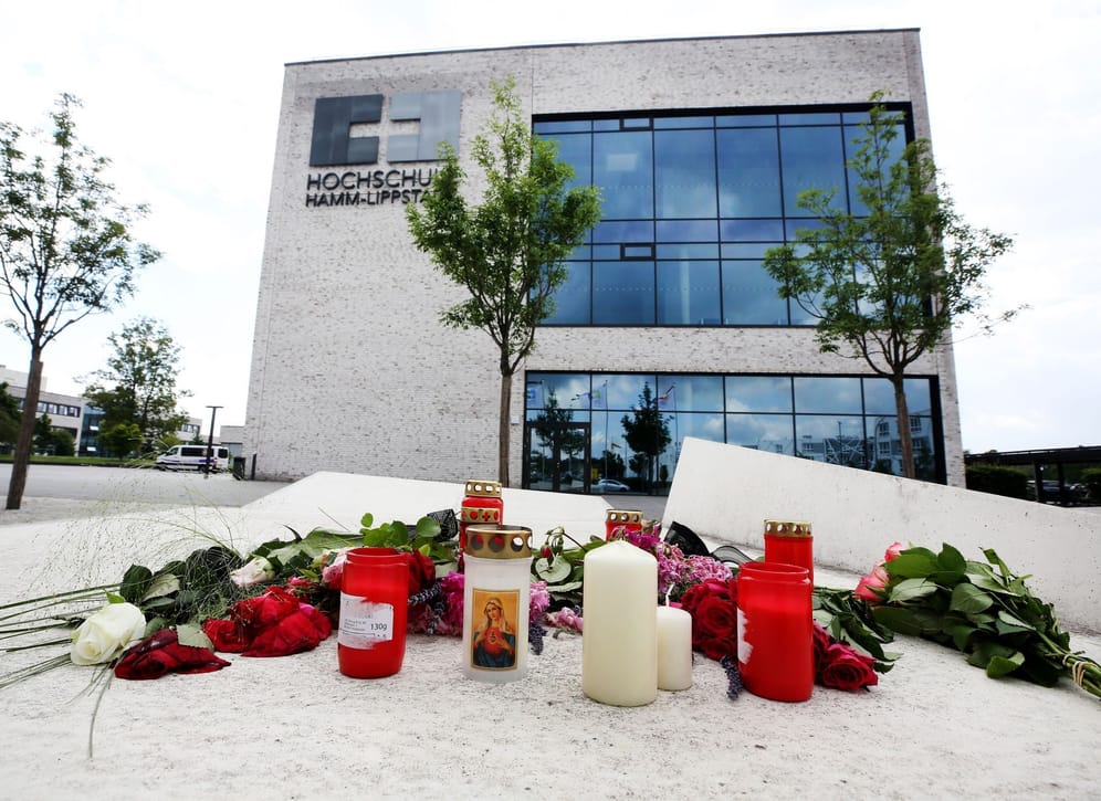 Trauer nach Messerangriff in einer Hochschule in Hamm