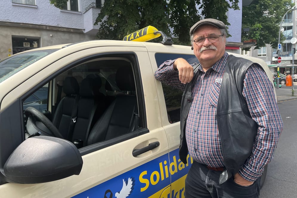 Seit 44 Jahren auf Berlins Straßen unterwegs: Taxifahrer Rolf Feja.