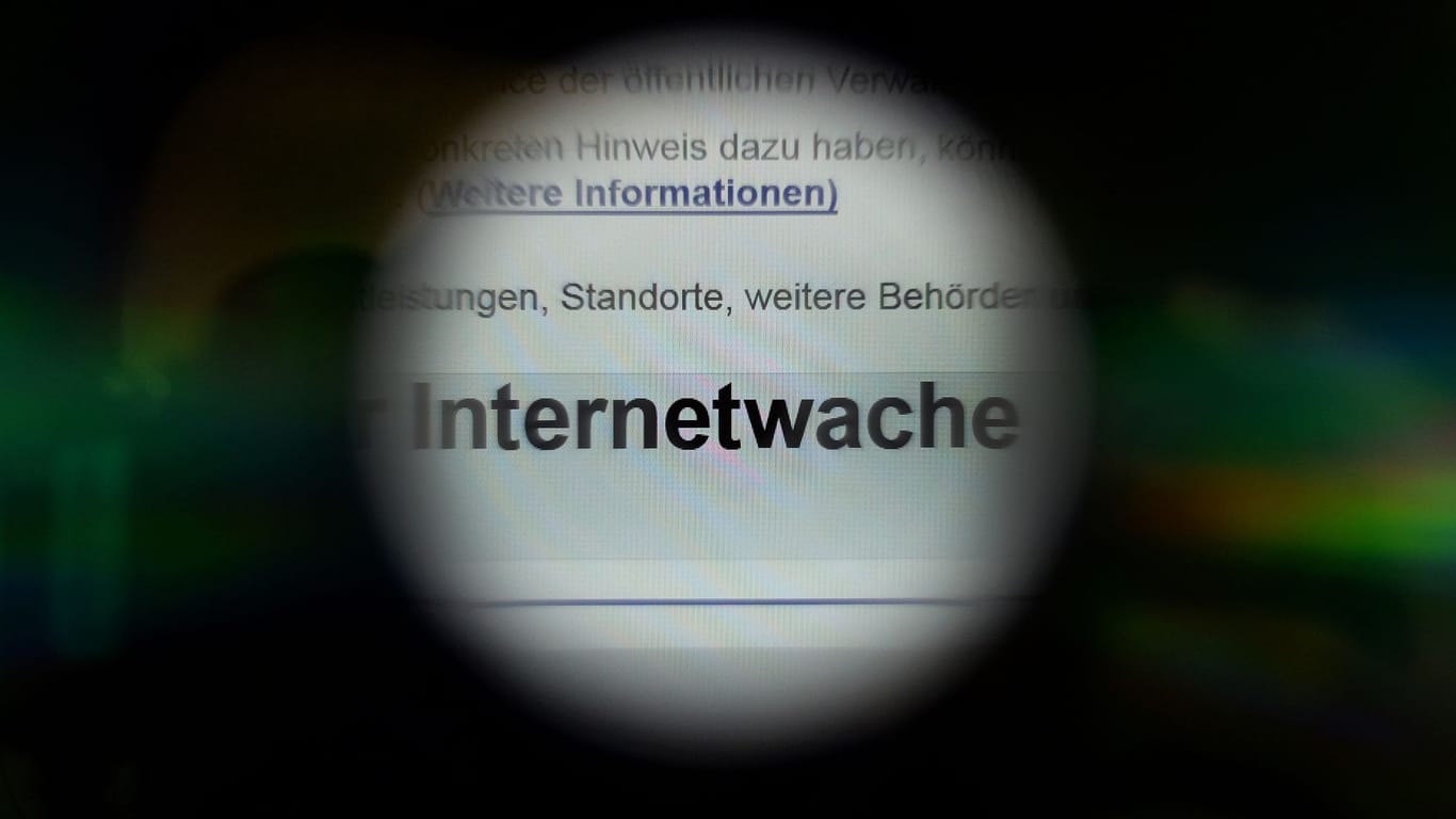 Der Schriftzug "Internetwache" auf einem Bildschirm (Symbolbild): Berliner können derzeit keine Strafanzeigen im Internet erstatten.