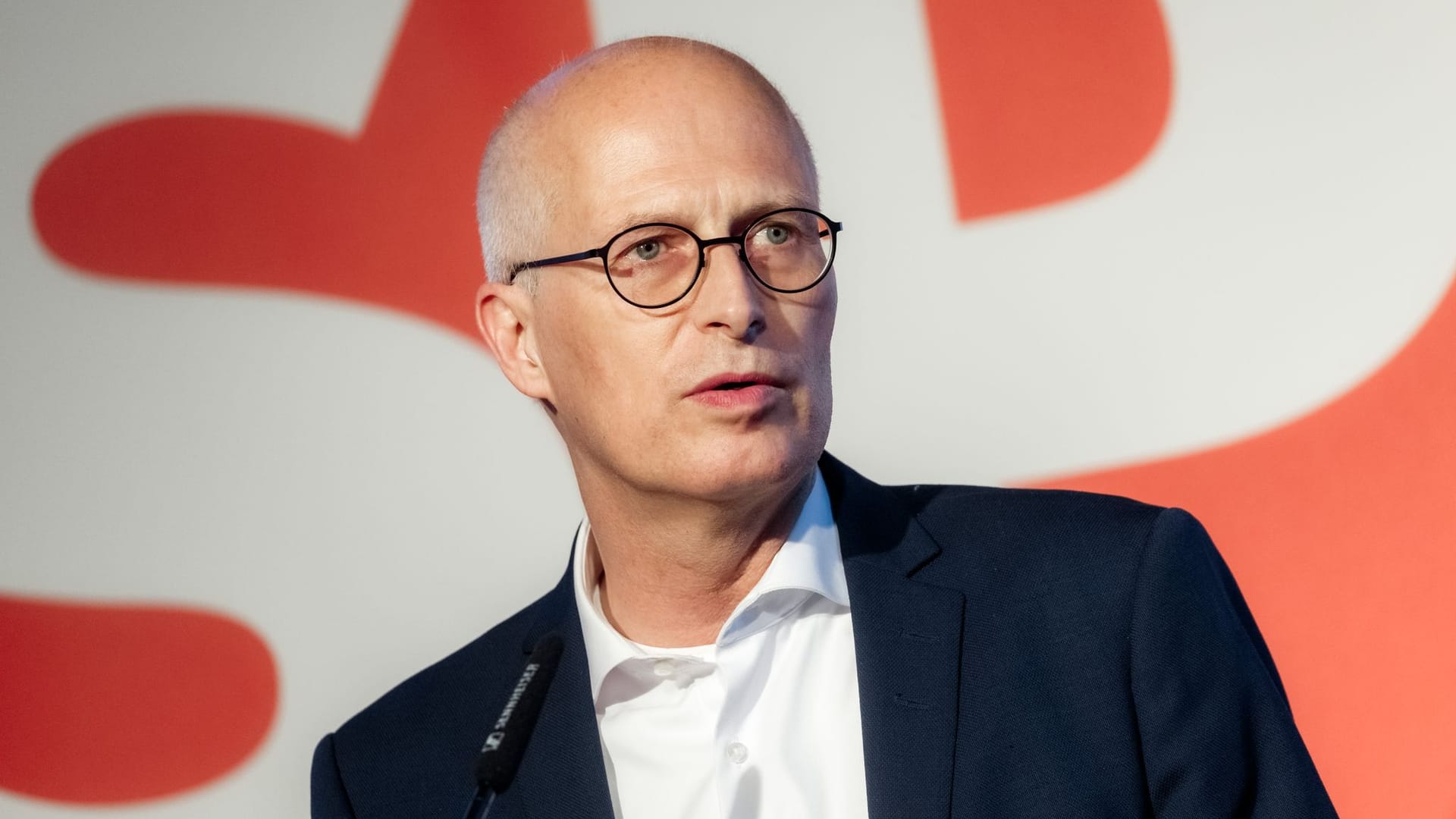 Hamburgs Bürgermeister Peter Tschentscher (SPD): Er geht auf Konfrontationskurs mit Berlin. Hamburgs Bürgermeister Peter Tschentscher (SPD): Er geht auf Konfrontationskurs mit Berlin.