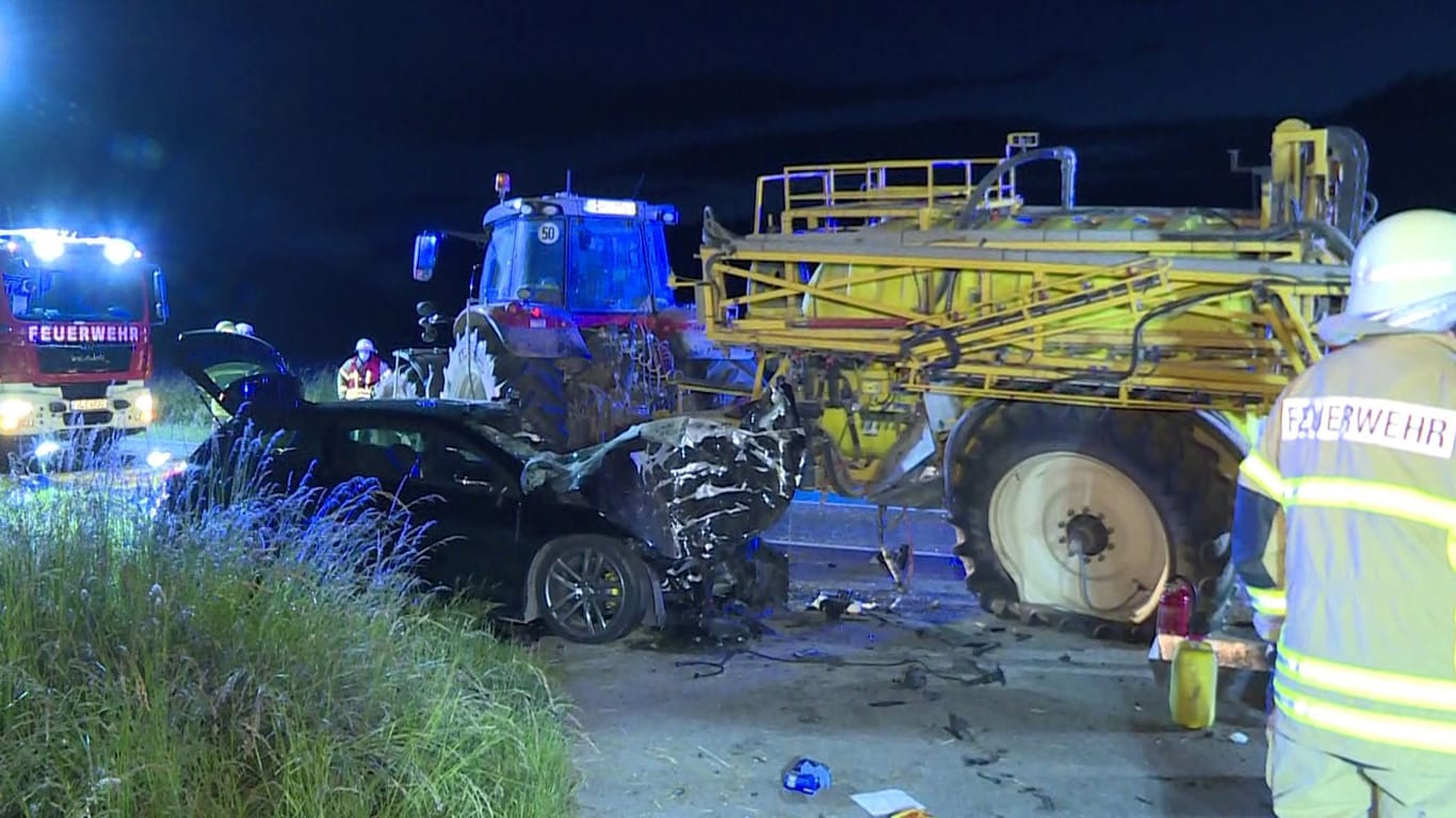 Das zerbeulte Auto steht neben dem Traktor: Fünf Menschen schwebten in Lebensgefahr.