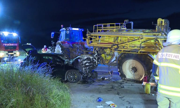 Das zerbeulte Auto steht neben dem Traktor: Fünf Menschen schwebten in Lebensgefahr.