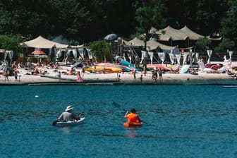 Strand am Fühlinger See: An den meisten Teilen des Gewässers ist das Baden verboten.