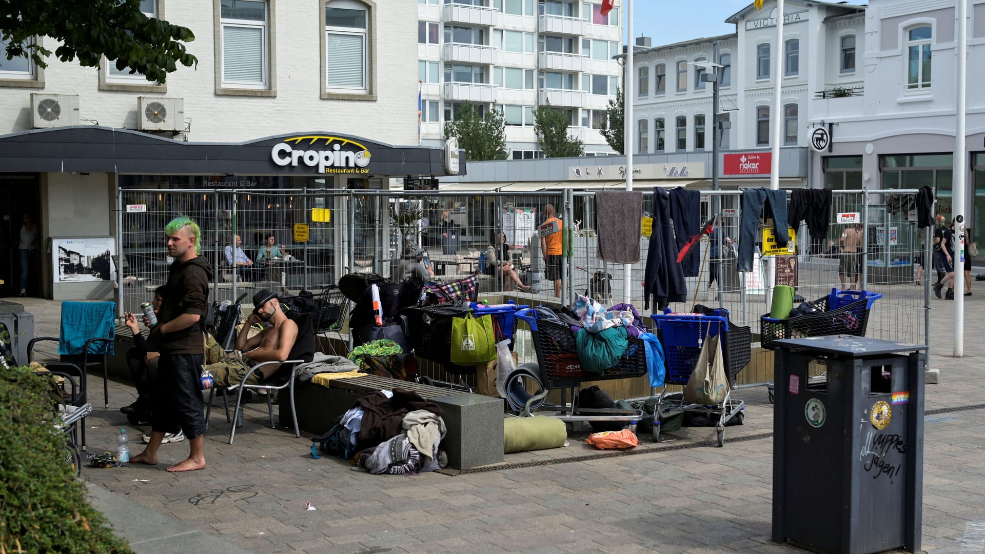 Punks sitzen in Westerland an einem Brunnen (Archivbild). Der Zaun wurde bereits wieder abgebaut. Punks sitzen in Westerland an einem Brunnen (Archivbild). Der Zaun wurde bereits wieder abgebaut.
