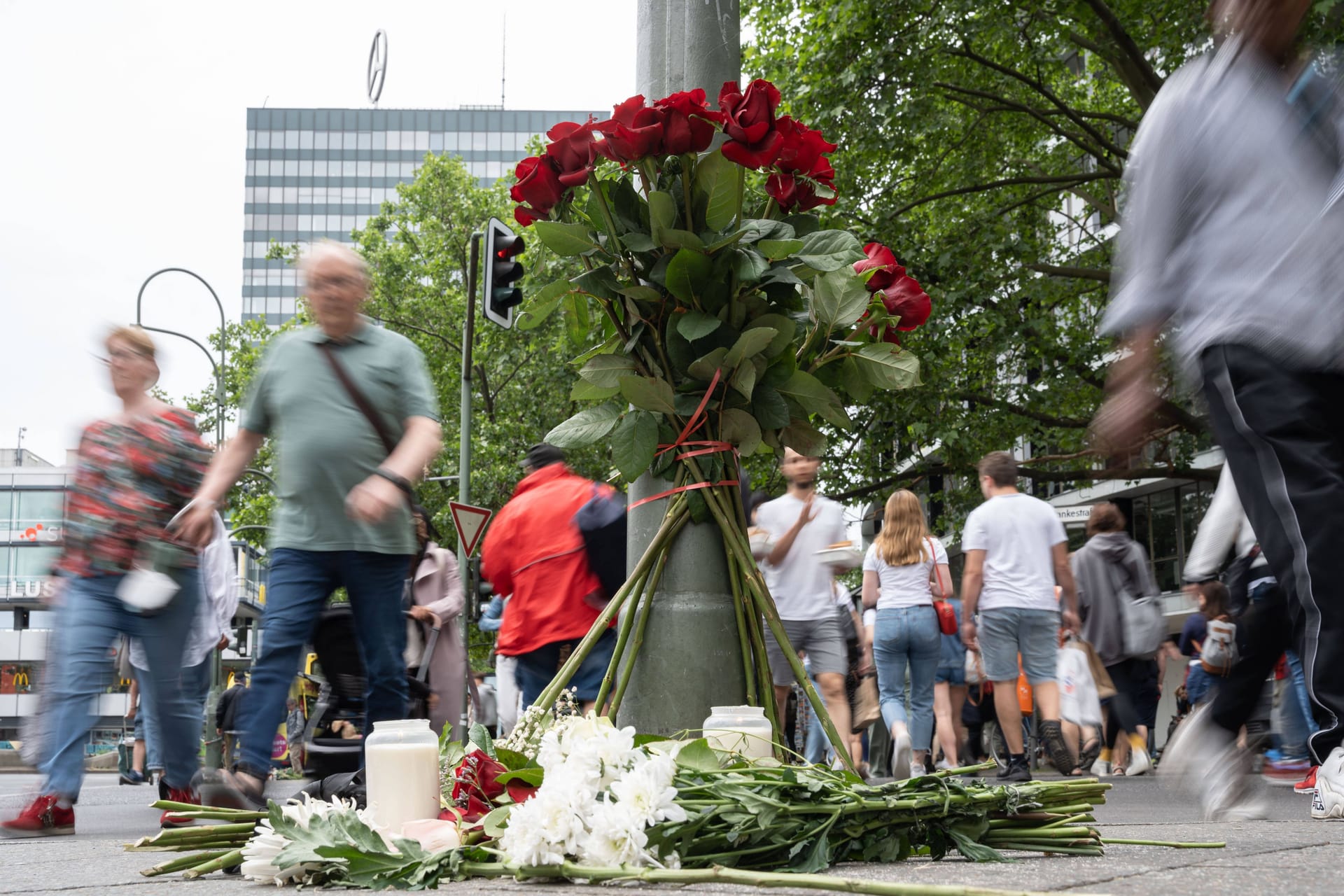 Trauer am Tauentzien: Blumen und Kerzen erinnern am Tag danach an die Todesfahrt.