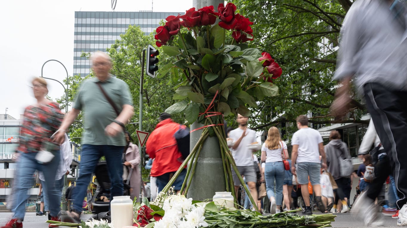 Trauer am Tauentzien: Blumen und Kerzen erinnern am Tag danach an die Todesfahrt.