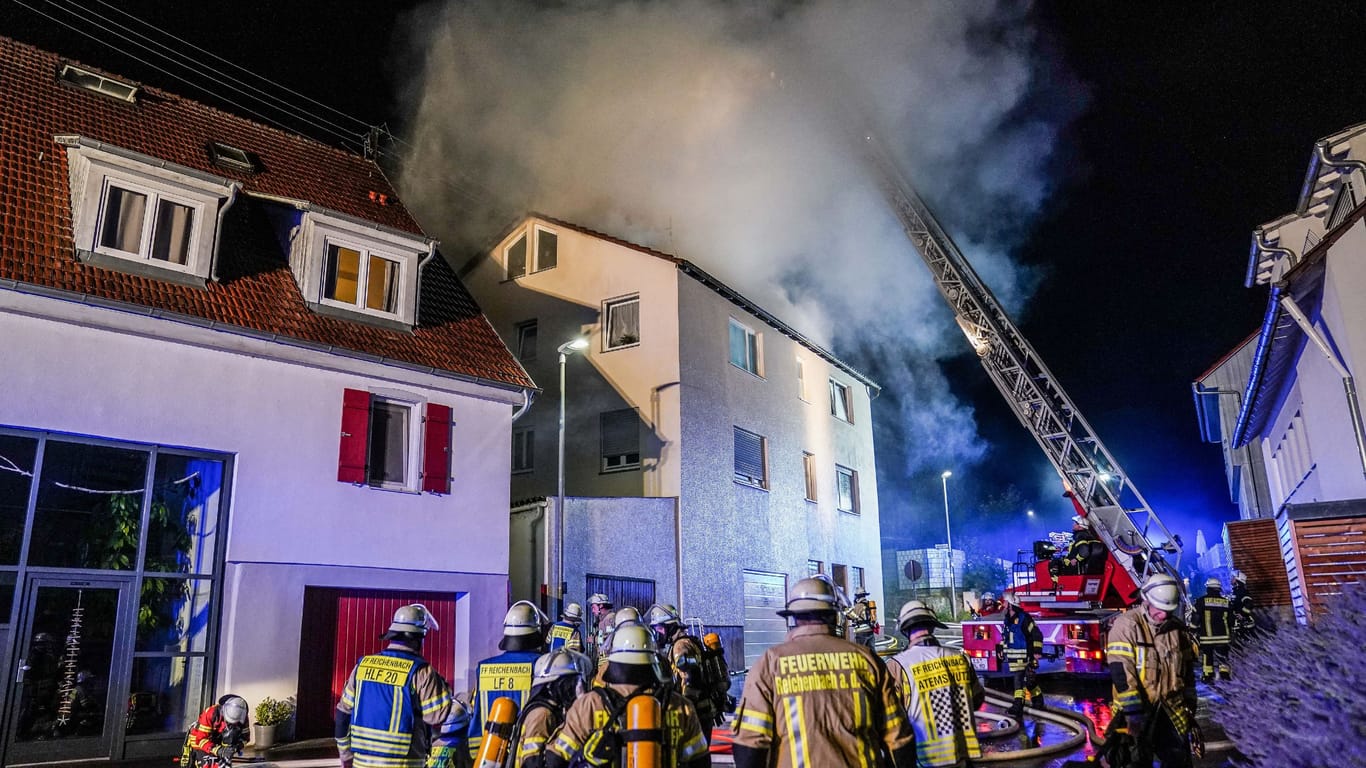 Die Feuerwehr läscht einen Brand in Hochdorf: Beim Eintreffen der ersten Einsatzkraefte stand das Dach bereits in Vollbrand