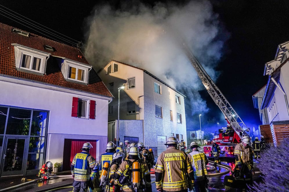 Die Feuerwehr läscht einen Brand in Hochdorf: Beim Eintreffen der ersten Einsatzkraefte stand das Dach bereits in Vollbrand