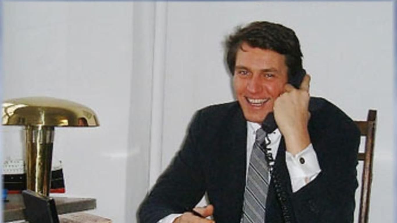 Der Unternehmer Richard Mücke am Telefon (Archivbild).