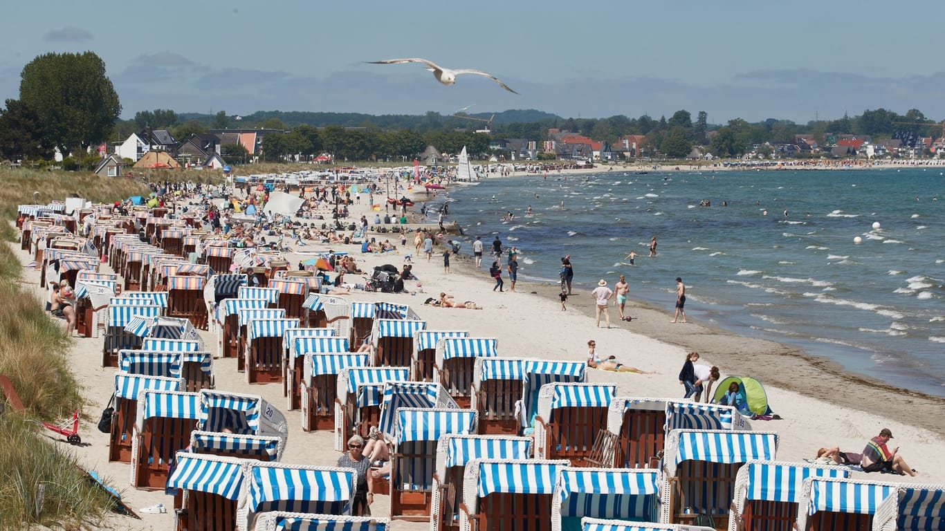 Am Wochenende wird es voll im Norden (Archivbild): Die Kieler Woche, Sonne, Strand und Meer locken Gäste nach Kiel und an die Ostsee.