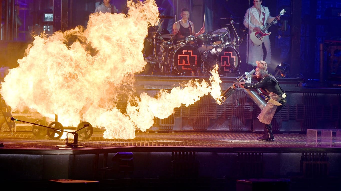 Rammstein-Frontmann Till Lindemann (r.) feuert auf der Bühne mit einem Flammenwerfer: Die Band wurde in Düsseldorf frenetisch umjubelt.