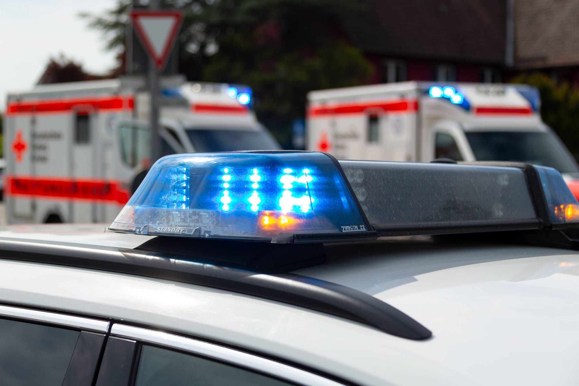 Ein Einsatzfahrzeug mit Blaulicht (Symbolfoto): Dem Jungen wurde in die Beine geschossen.