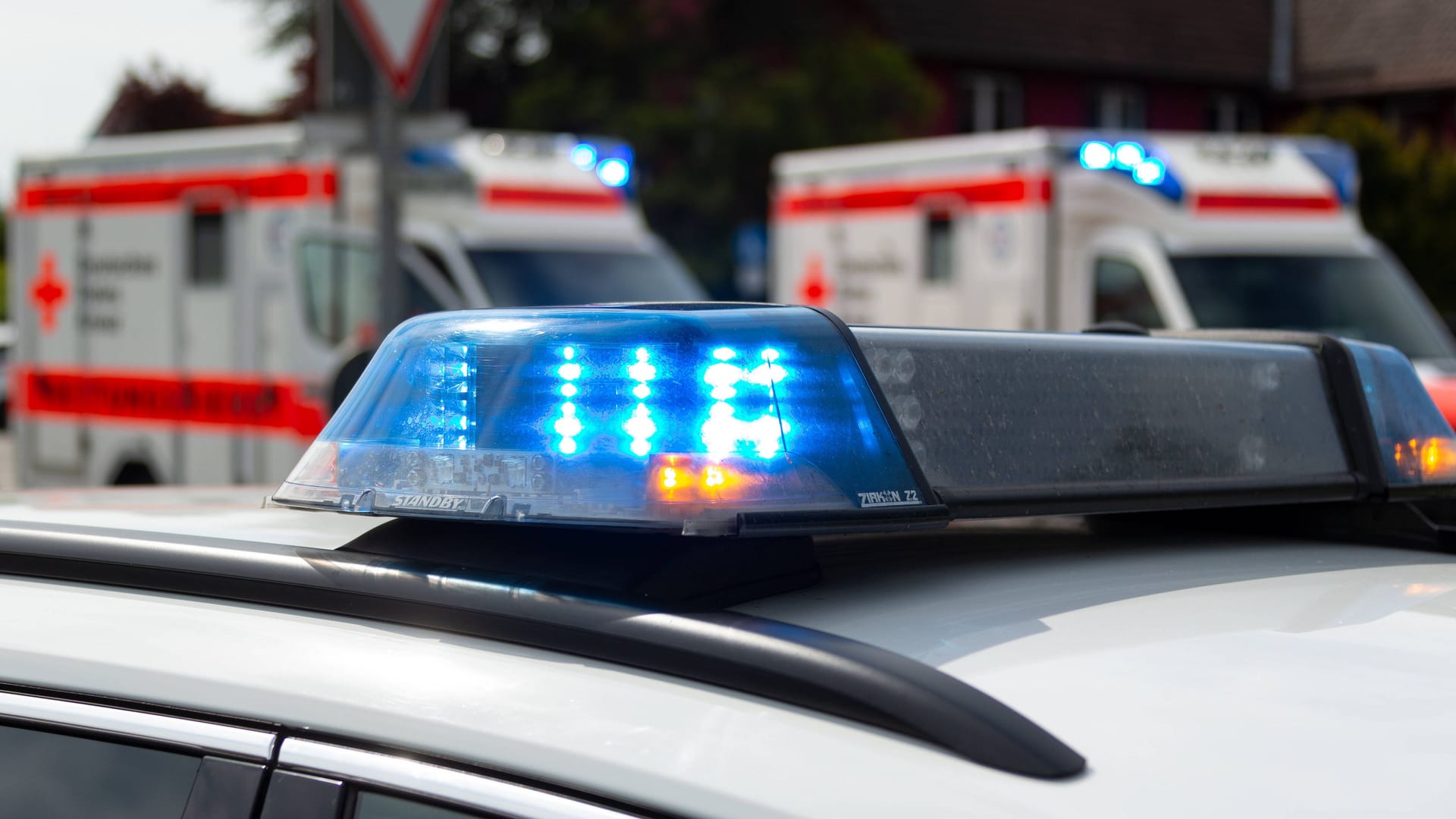 Ein Einsatzfahrzeug mit Blaulicht (Symbolfoto): Dem Jungen wurde in die Beine geschossen.