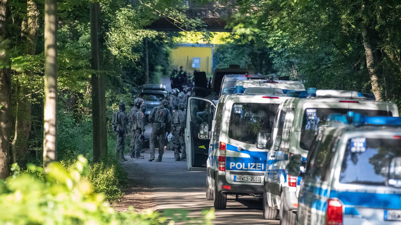 SEK-Kräfte und Polizeiwagen stehen auf der Straße: Insgesamt elf Objekte wurden durchsucht.
