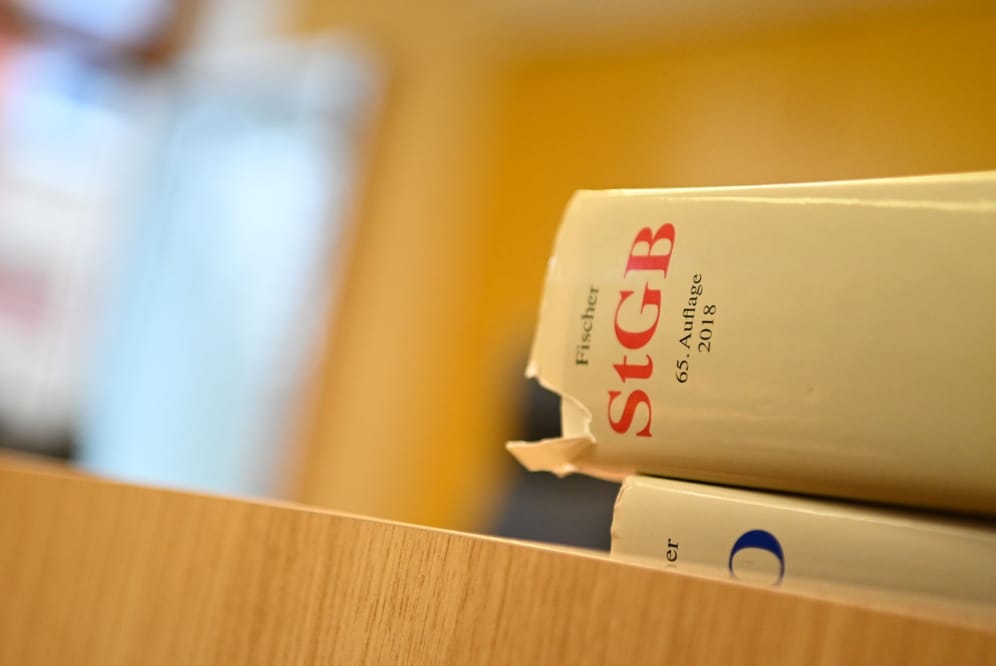 Eine Strafgesetzbuch liegt in einem Sitzungssaal