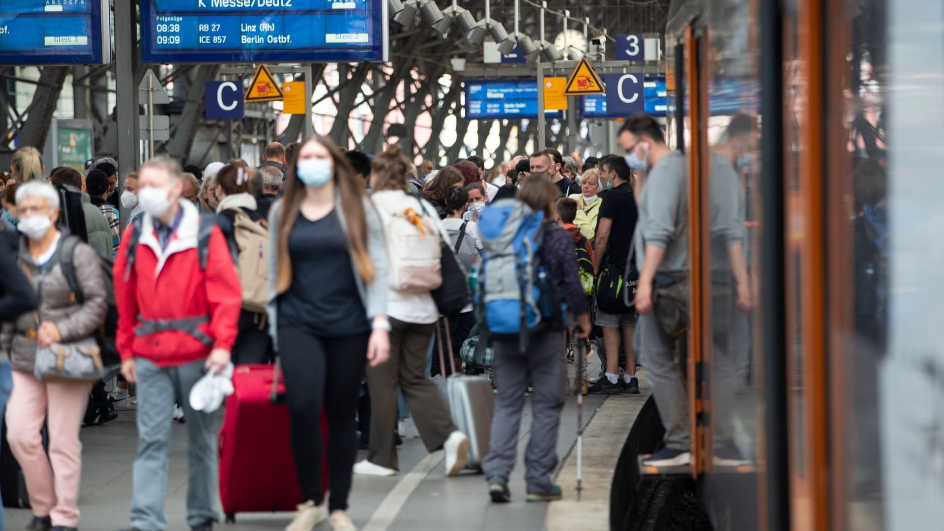 Pfingstreiseverkehr - Hauptbahnhof Köln Pfingstreiseverkehr - Hauptbahnhof Köln