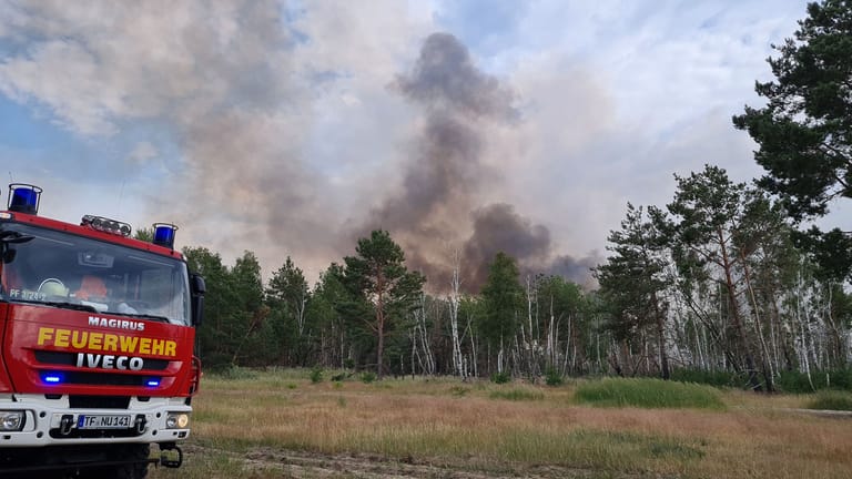Feuerwehr in Jüterbog: Ein Brand habe sich innerhalb von zwei Stunden auf zehn Hektar ausgebreitet.