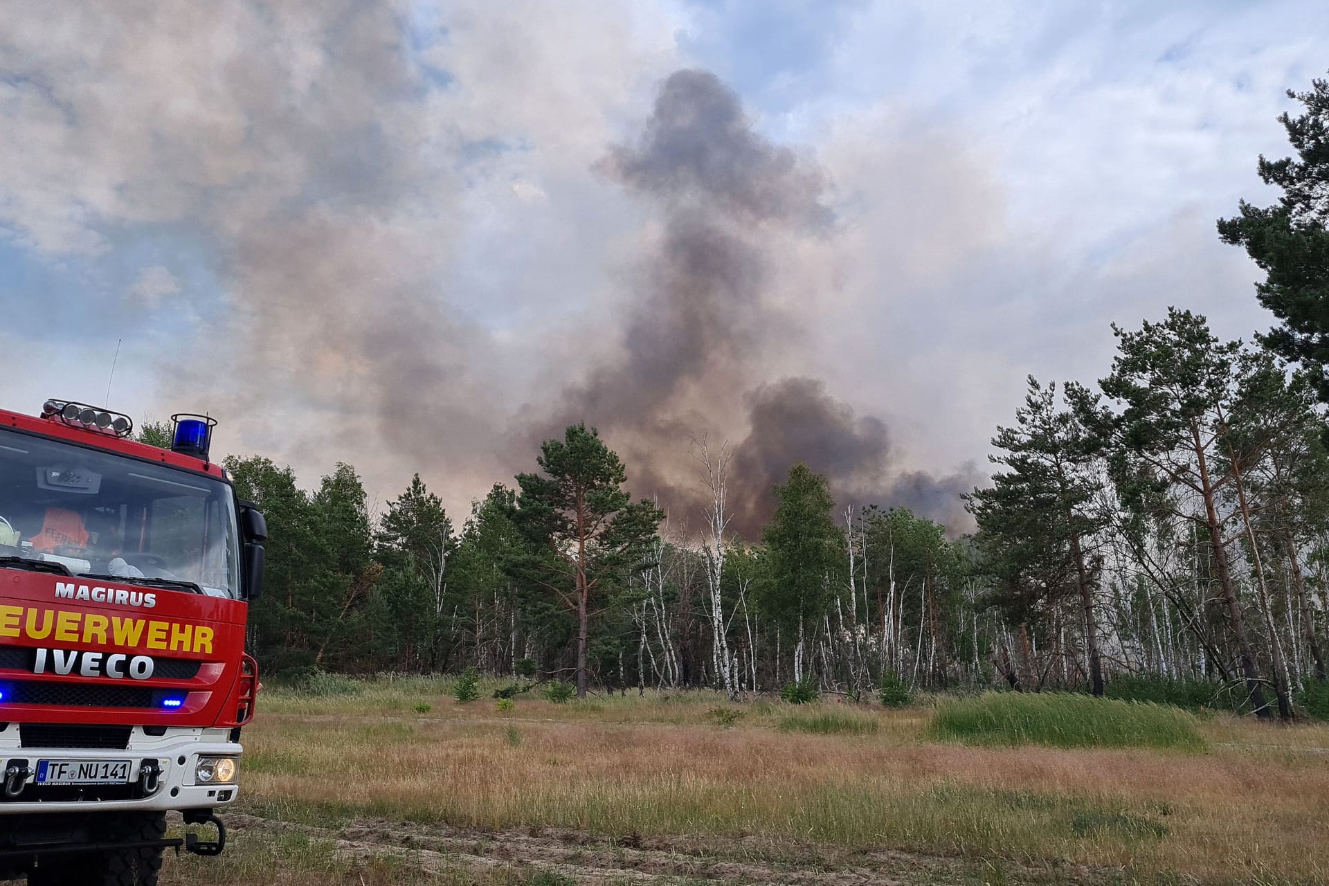 Feuerwehr in Jüterbog: Ein Brand habe sich innerhalb von zwei Stunden auf zehn Hektar ausgebreitet.