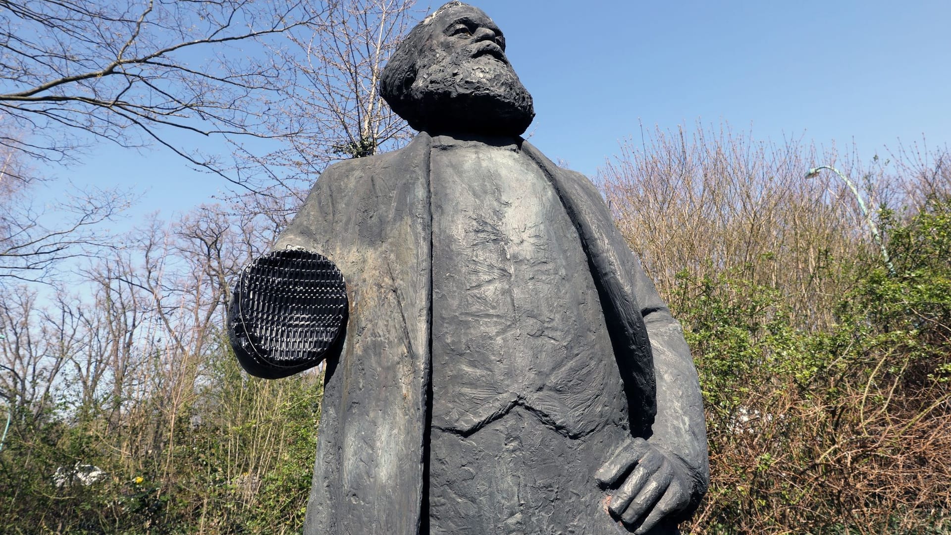 Karl-Marx-Denkmal ohne Unterarm