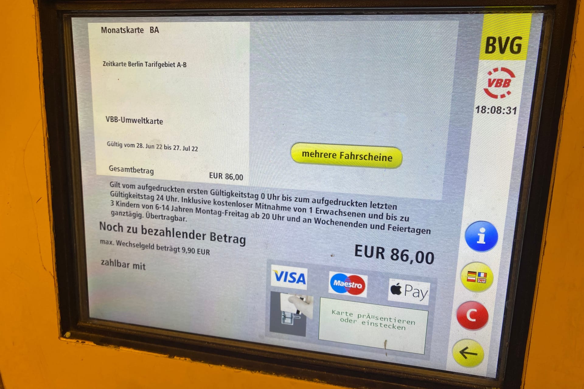 Monatskarte am BVG-Automat: Wer sie kauft, zahlt 75 Euro zu viel.