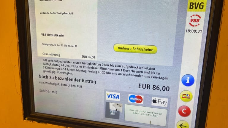 Monatskarte am BVG-Automat: Wer sie kauft, zahlt 75 Euro zu viel.