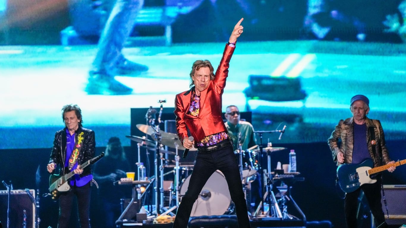 Mick Jagger (M.), Ronnie Wood (l.) und Keith Richards stehen während eines Konzerts der Rolling Stones auf der Bühne im Wanda Metropolitano Stadion.