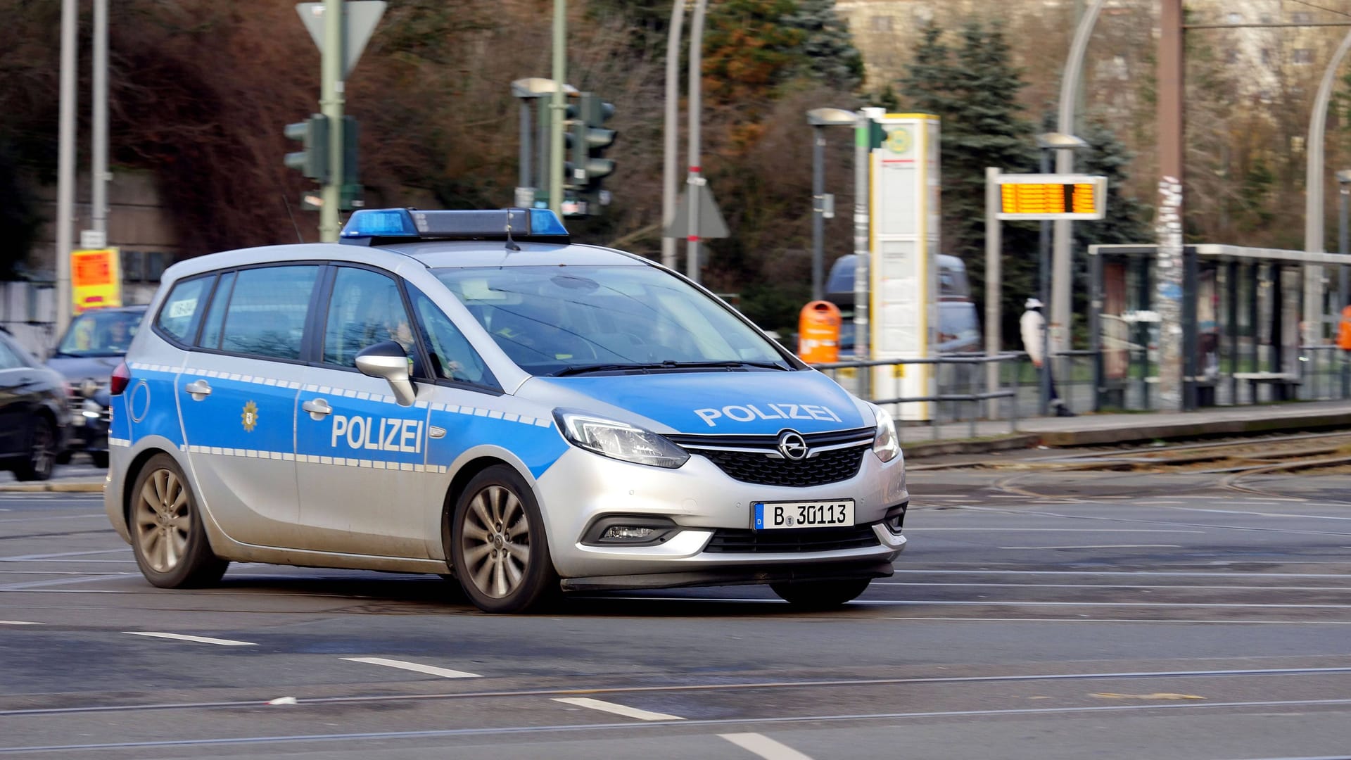 Ein Einsatzwagen der Berliner Polizei (Symbolbild): Das Duo entkam unerkannt.