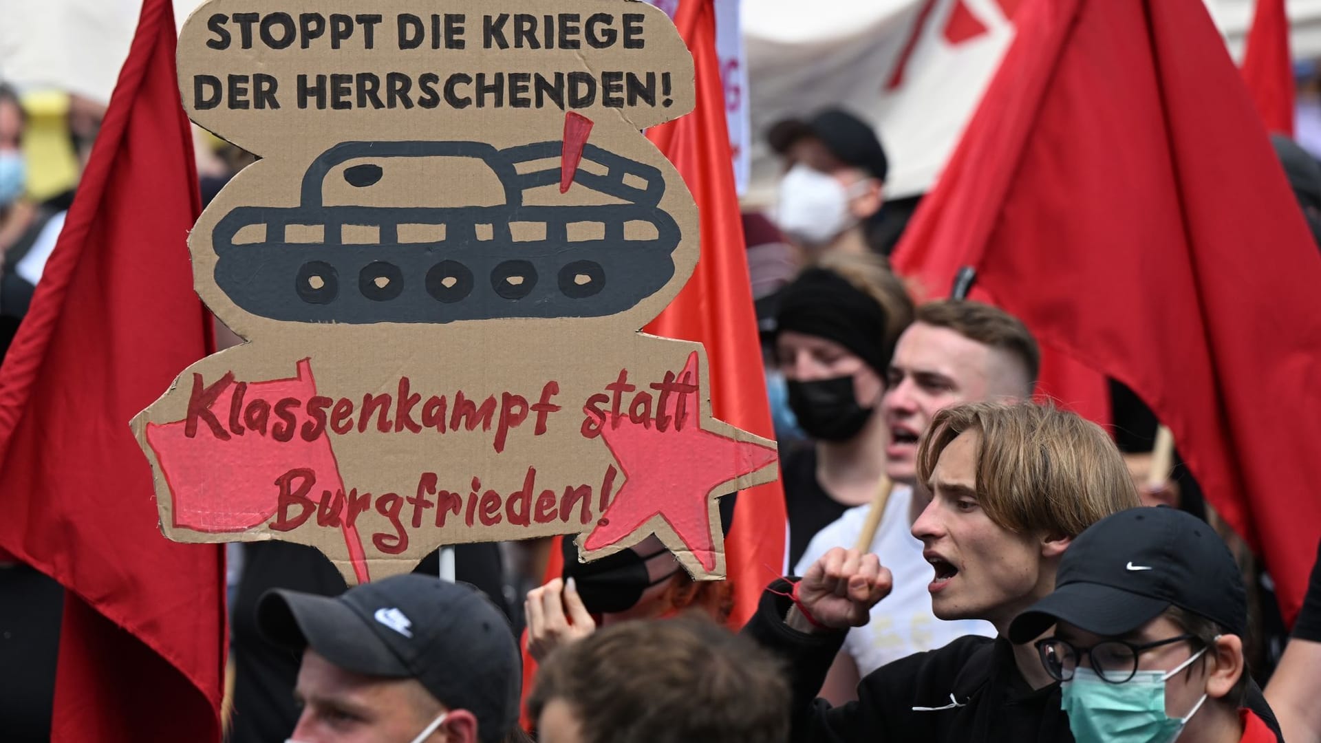 Am Wochenende demonstrierten mehrere Tausend Menschen anlässlich des G7-Gipfels (Archivbild): Am Montag wird ein Sternmarsch und eine Kundgebung in Schlossnähe erwartet. Am Wochenende demonstrierten mehrere Tausend Menschen anlässlich des G7-Gipfels (Archivbild): Am Montag wird ein Sternmarsch und eine Kundgebung in Schlossnähe erwartet.