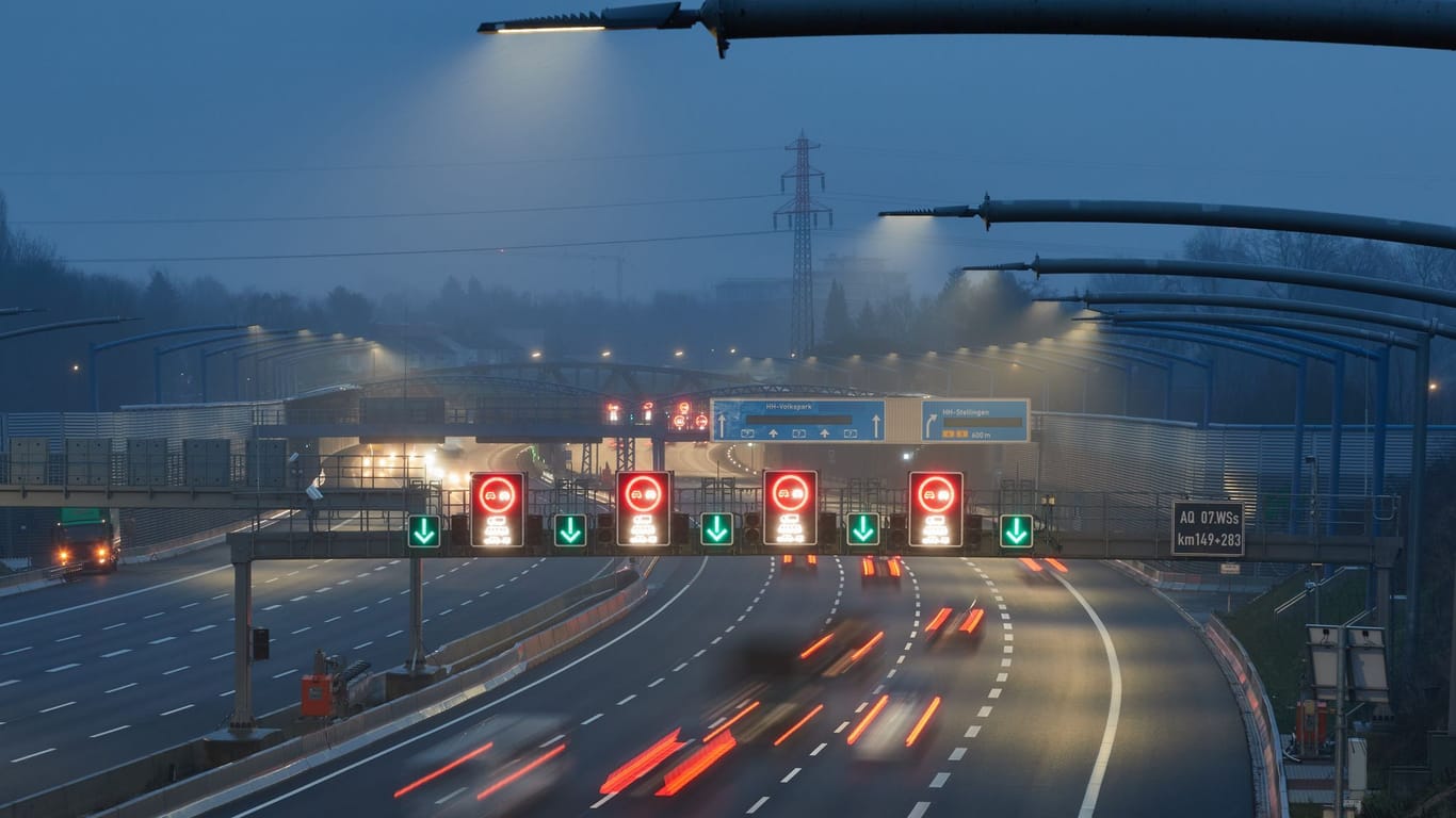 Blick auf die A7 in Hamburg (Symbolbild): Auch am Mittwoch mussten Autofahrer wegen der abgesackten Autobahn Geduld mitbringen.