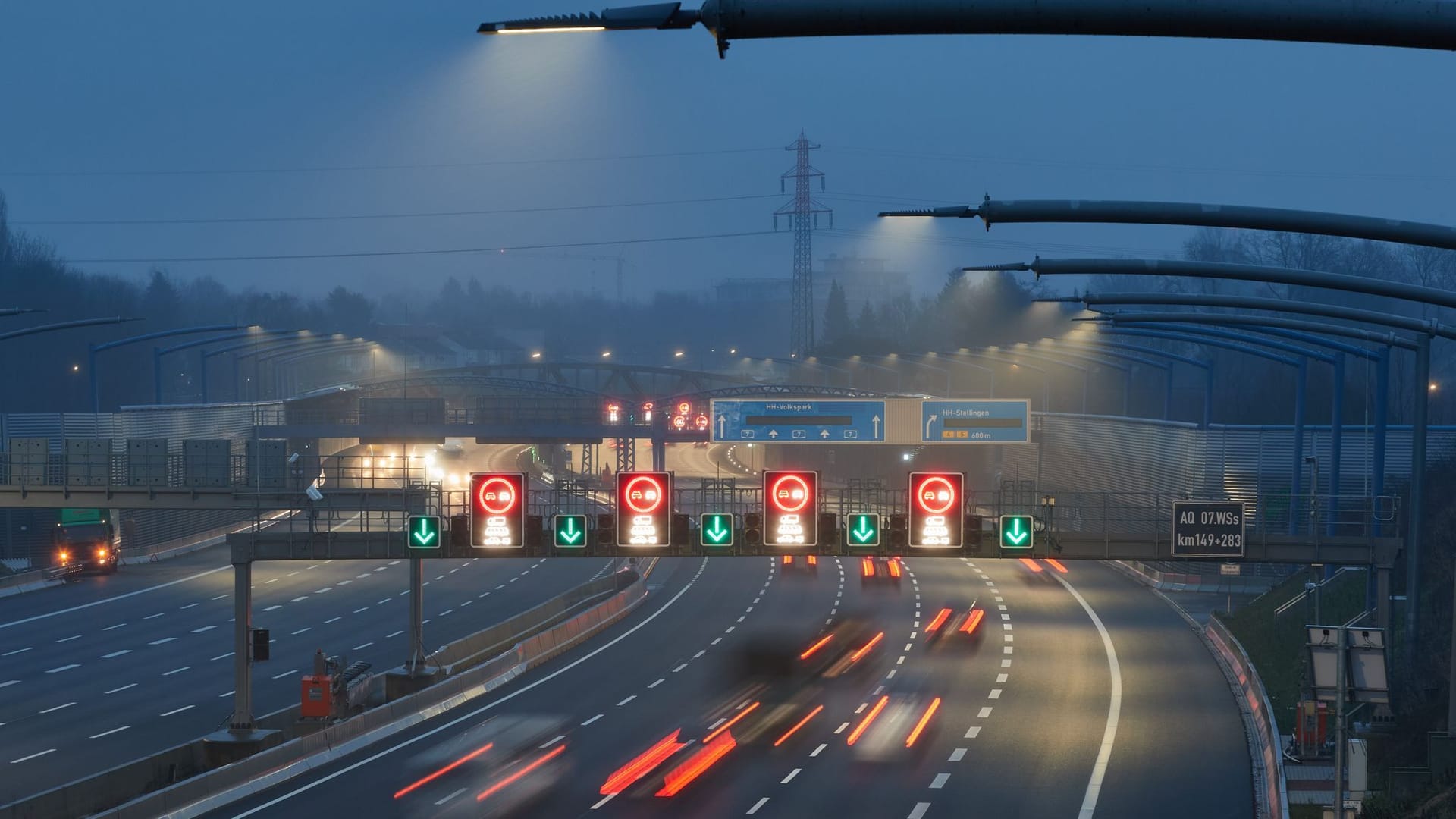 Blick auf die A7 in Hamburg (Symbolbild): Auch am Mittwoch mussten Autofahrer wegen der abgesackten Autobahn Geduld mitbringen. Blick auf die A7 in Hamburg (Symbolbild): Auch am Mittwoch mussten Autofahrer wegen der abgesackten Autobahn Geduld mitbringen.