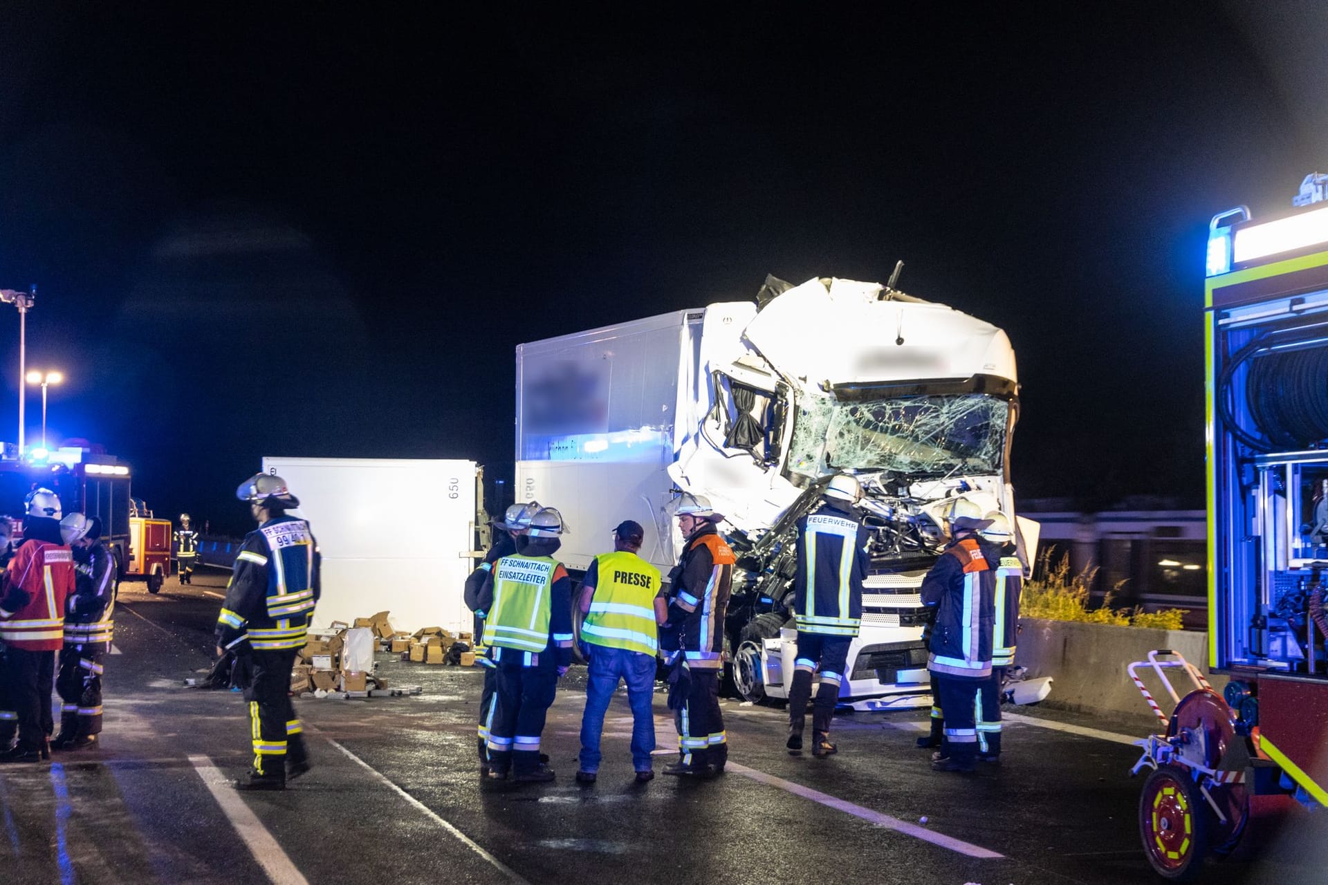 Das Wrack des zweiten Lkw: Die beiden Insassen wurden schwer verletzt.