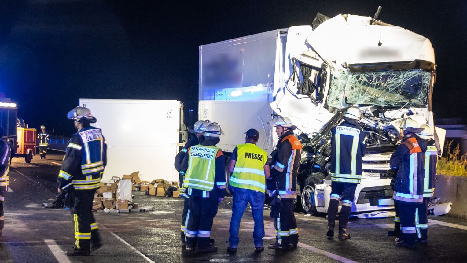 Das Wrack des zweiten Lkw: Die beiden Insassen wurden schwer verletzt.