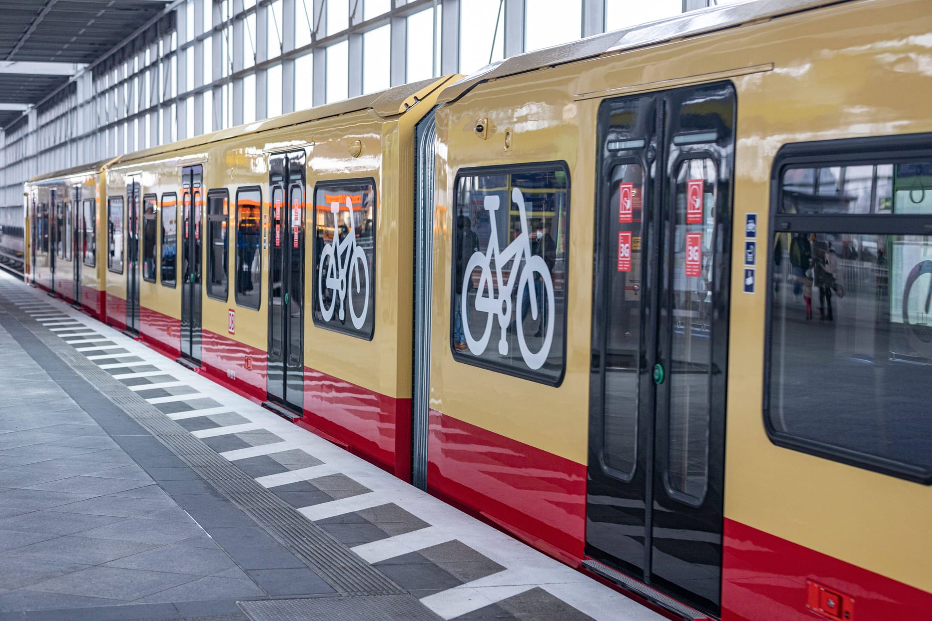 Eine S-Bahn steht am Gleis (Symbolbild): Der Bereich sollte weiträumig umfahren werden.