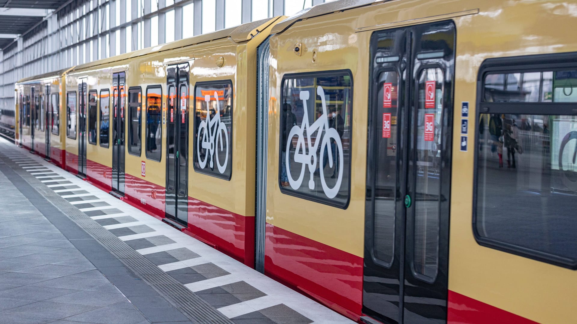 Eine S-Bahn steht am Gleis (Symbolbild): Der Bereich sollte weiträumig umfahren werden.