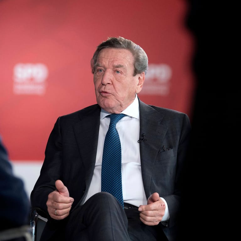 Der ehemalige SPD-Vorsitzende und ehemalige Bundeskanzler Gerhard Schröder bei einem Interview. (Archivbild).