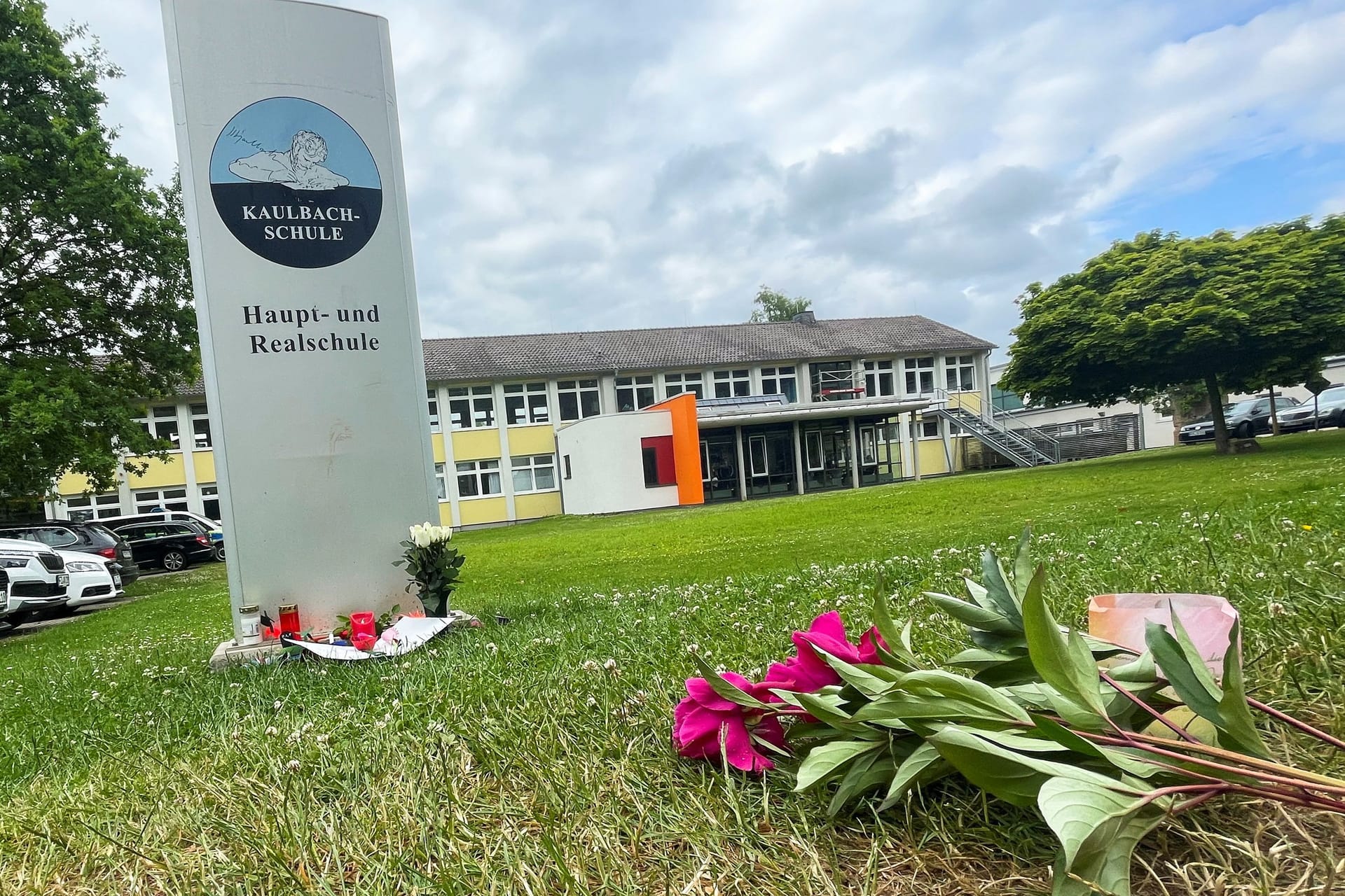 Blumen liegen vor der Haupt- und Realschule Kaulbach-Schule im nordhessischen Bad Arolsen: Einen Tag nach der Todesfahrt in Berlin sitzt der Schock in der kleinen Stadt tief.