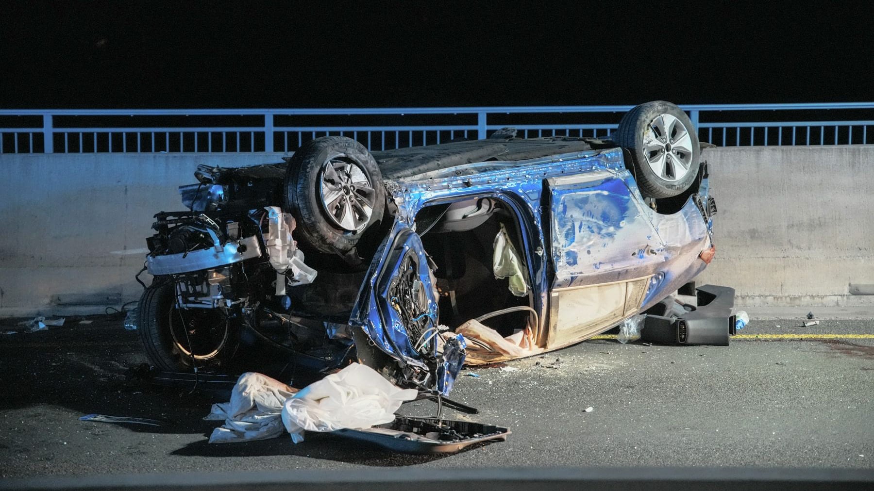 Das verunglückte Fahrzeug auf der Schiersteiner Brücke zwischen Mainz und Wiesbaden. In der Nacht von Samstag auf Sonntag starben hier zwei Menschen.