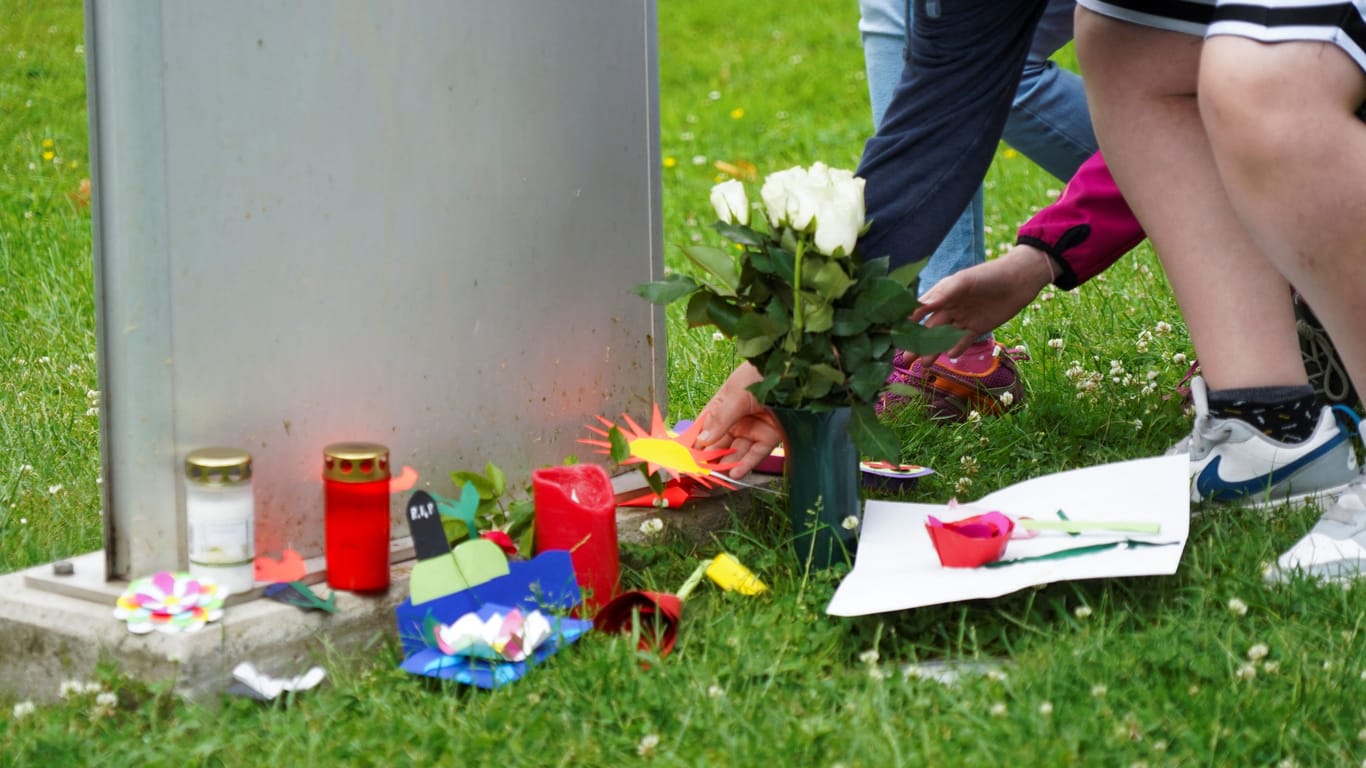 Schüler legen vor der Schule Blumen für die Opfer nieder: Eine Lehrerin wurde getötet, ein Lehrer sowie mehrere Schüler teils schwer verletzt.